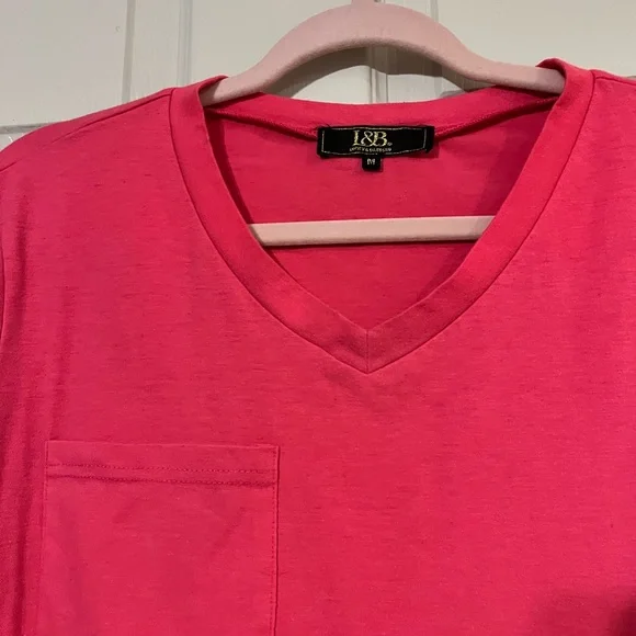 L&B Lucky & Blessed Bright Pink V-Neck Tee with Pocket Medium - Picture 4 of 6